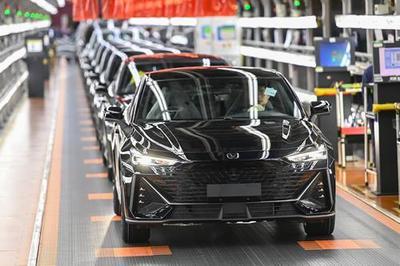 新能源汽車產業鏈升級 長安汽車兩江工廠總裝車間紀實